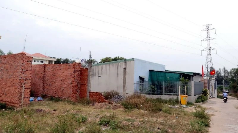 Các ngôi nhà xây trái phép dưới đường dây điện 110kV ở tờ bản đồ số 18, thị trấn Hiệp Phước, huyện Nhơn Trạch.