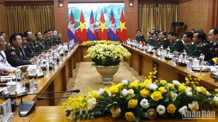Đại tướng Phan Văn Giang, Bộ trưởng Quốc phòng cùng Ngài Samdech Pichey Sena Tea Banh, Phó Thủ tướng, Bộ trưởng Quốc phòng Vương quốc Campuchia tiến hành hội đàm.