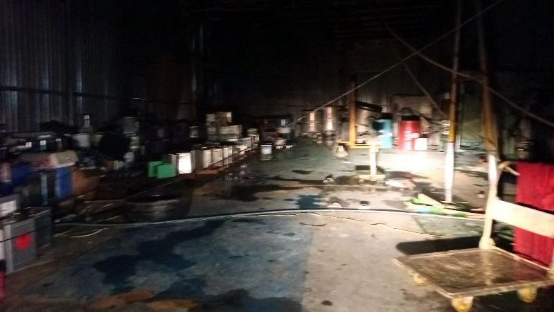 Hiện trường bên trong kho sơn sau vụ cháy.