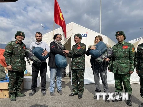 Người dân làng Gorentas, tỉnh Hatay đến nhận hàng hỗ trợ của đoàn cứu hộ . (Ảnh: Hải Linh/TTXVN)