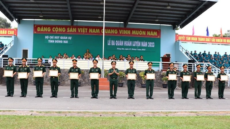 Đại tá Vũ Văn Điền, Chỉ huy trưởng Bộ Chỉ huy quân sự tỉnh Đồng Nai trao tặng danh hiệu đơn vị vững mạnh toàn diện, “mẫu mực tiêu biểu” của Quân khu 7 cho các tập thể. 