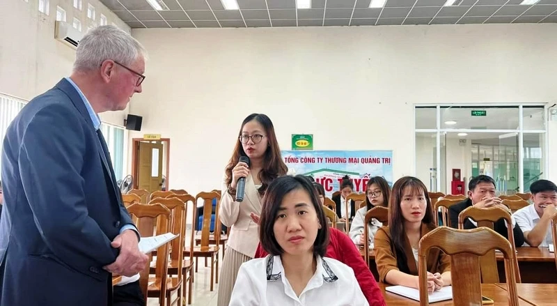 Đại diện doanh nghiệp của Quảng Trị trao đổi với chuyên gia người Hà Lan về các kỹ năng bán hàng.