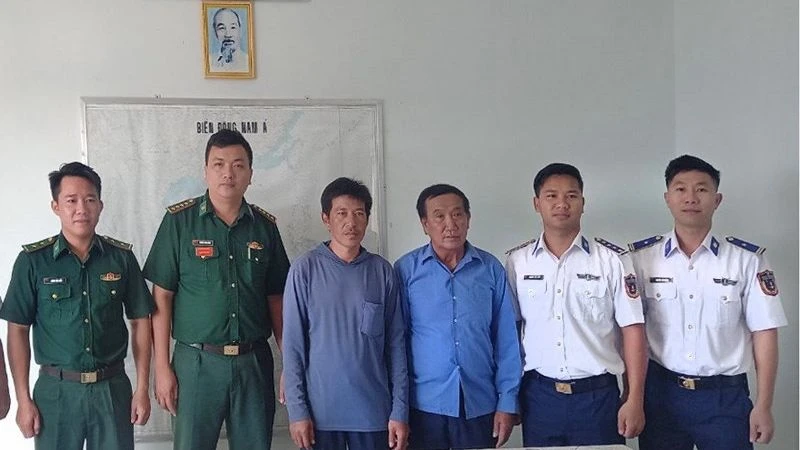 Đại diện tàu Cảnh sát biển 6007 (bên phải) bàn giao 2 thuyền viên cho Đồn biên phòng Cửa khẩu Cảng Phú Quý.
