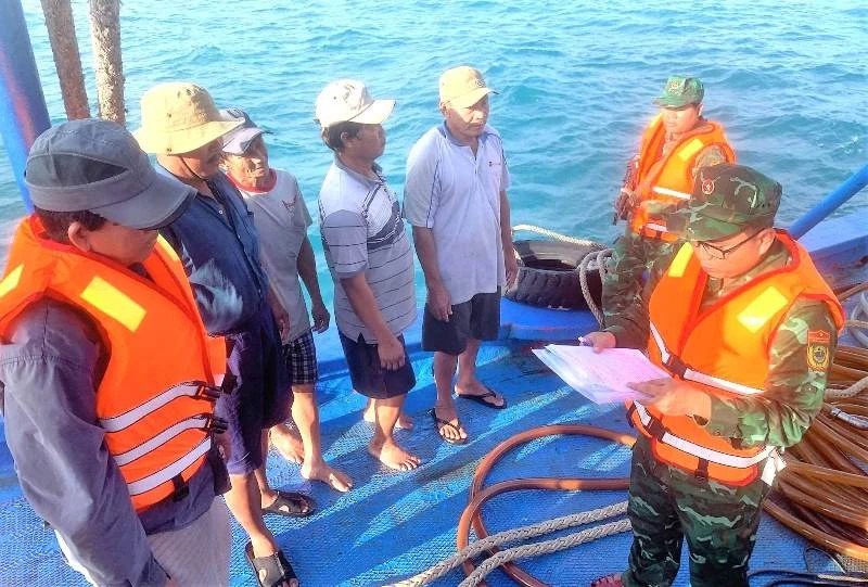 Lực lượng làm nhiệm vụ kiểm tra tàu TG 91987 TS khi phát hiện tàu này có dấu hiệu chở dầu lậu trên biển.