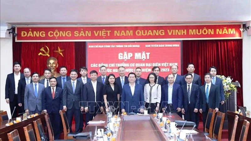 Trưởng Ban Tuyên giáo Trung ương Nguyễn Trọng Nghĩa và các đại biểu tại buổi gặp mặt. (Ảnh: TTXVN)