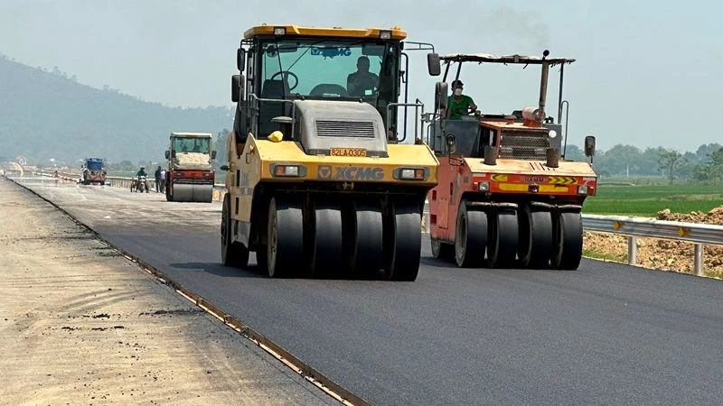 Thi công gói thầu 14-XL trên tuyến cao tốc Mai Sơn-Quốc lộ 45.