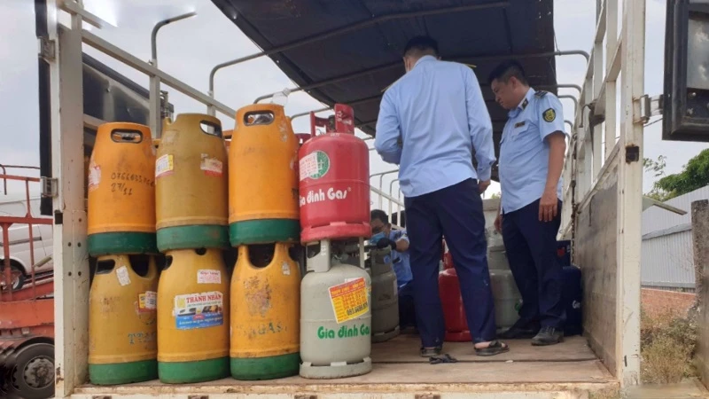 Lực lượng chức năng kiểm đếm bình gas tại hiện trường. (Ảnh: Quản lý thị trường cung cấp) 