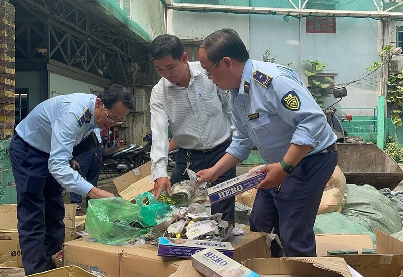 Lực lượng chức năng phân loại hàng hóa tiêu hủy. (Ảnh: Cục Quản lý thị trường TP Hồ Chí Minh).