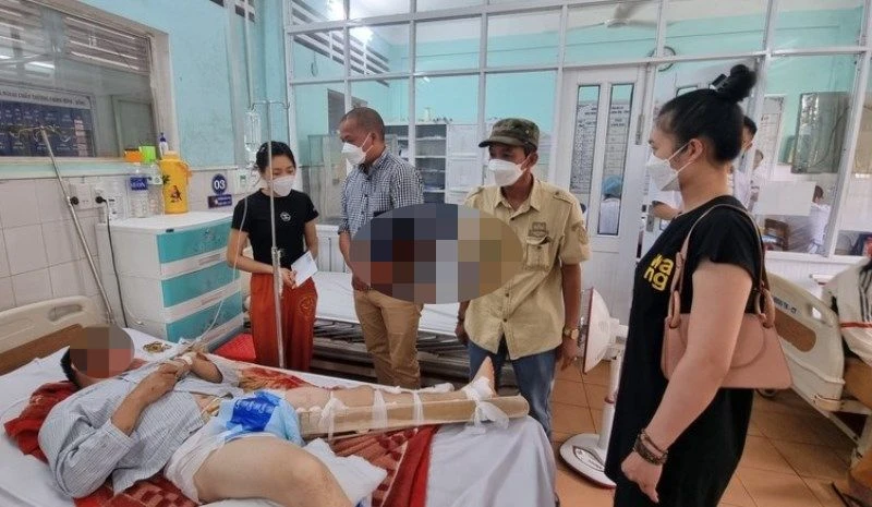 Ông Tô Đình Tâm và ông Trần Văn Hiền thăm hỏi các nạn nhân đang điều trị tại Bệnh viện Đa khoa tỉnh Gia Lai.