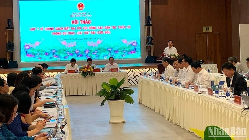 Đại biểu góp ý về chính sách đất đai đối với đồng bào dân tộc thiểu số. (Ảnh: THANH TÂM)