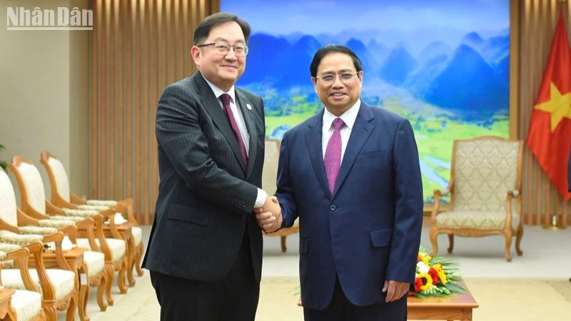 Thủ tướng Phạm Minh Chính tiếp Đại sứ Đặc mệnh toàn quyền Malaysia tại Việt Nam Dato’ Tan Yang Thai.