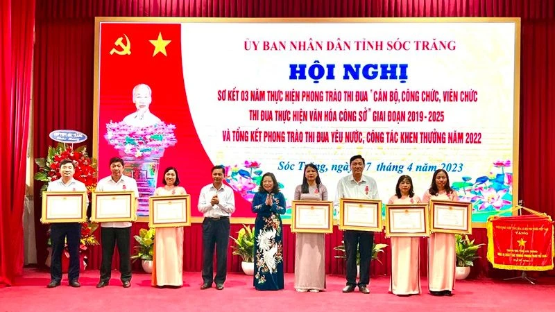 Trao Huân chương Lao động của Chủ tịch nước cho các tập thể, cá nhân đạt thành tích xuất sắc phong trào thi đua 3 năm qua của tỉnh Sóc Trăng.