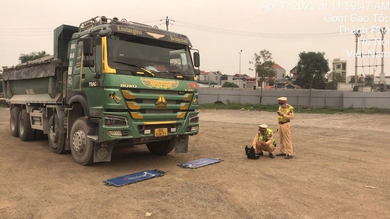Cảnh sát giao thông kiểm tra xe vi phạm.