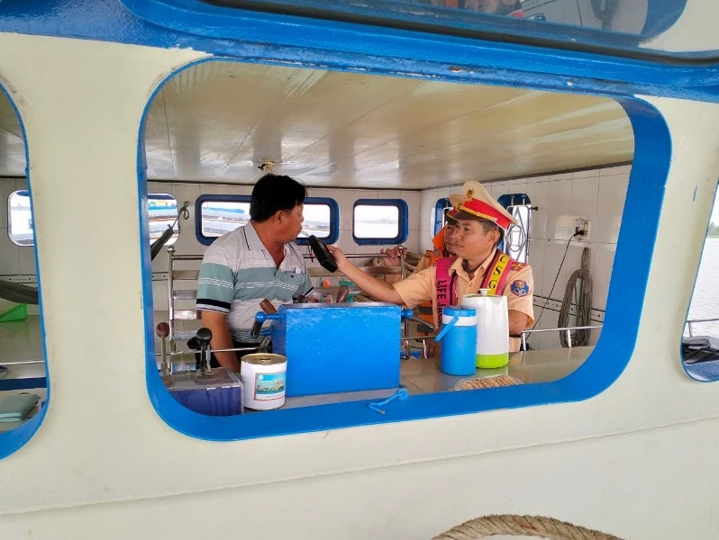Lực lượng Cảnh sát giao thông kiểm tra nồng độ cồn đối với các thuyền viên, lái tàu.
