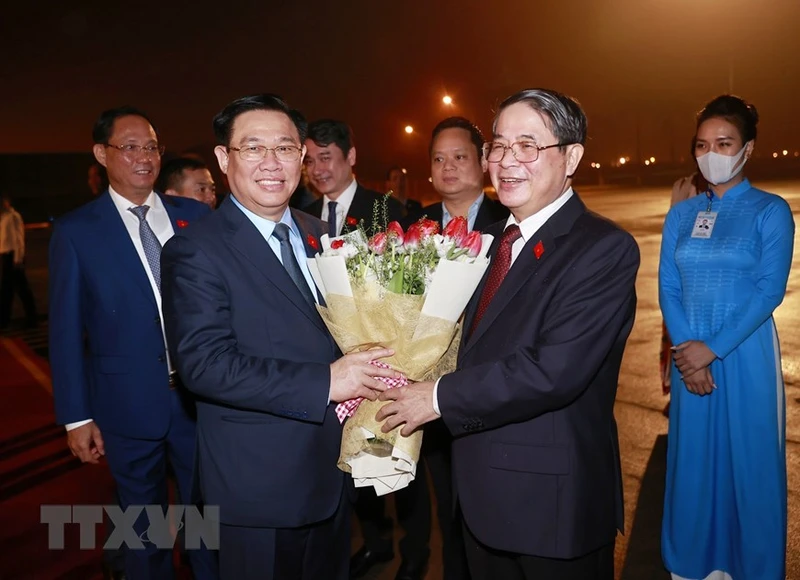 Phó Chủ tịch Quốc hội Nguyễn Đức Hải tiễn Chủ tịch Quốc hội Vương Đình Huệ tại sân bay Quốc tế Nội Bài, Hà Nội. (Ảnh: Doãn Tấn/TTXVN) 