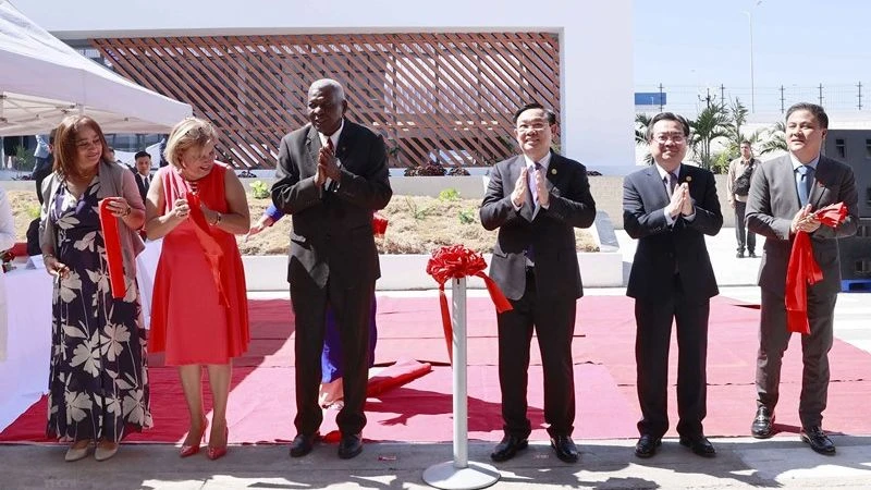 Chủ tịch Quốc hội Vương Đình Huệ và Chủ tịch Quốc hội Cuba Esteban Lazo Hernandez cắt băng khánh thành nhà máy bột giặt Suchel-TBV . (Ảnh: Doãn Tấn/TTXVN)