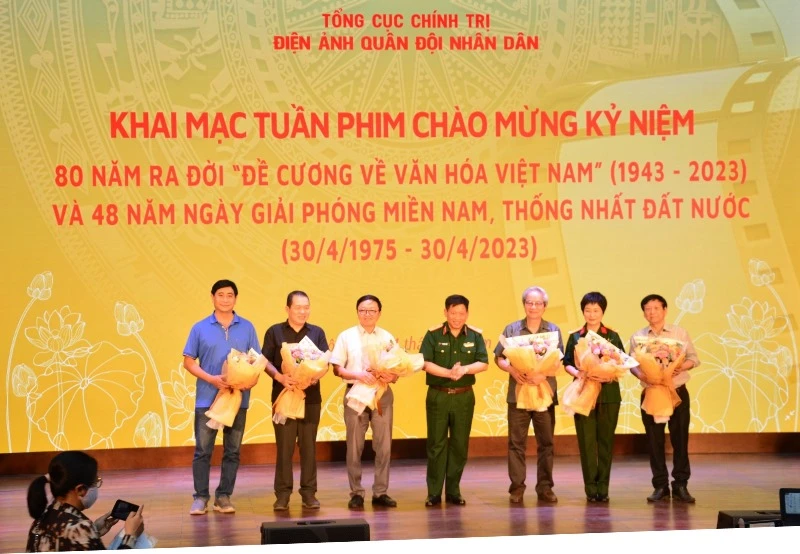 Thiếu tướng Lê Xuân Sang tặng hoa các nghệ sĩ và đơn vị sản xuất có phim tham gia Tuần phim. 