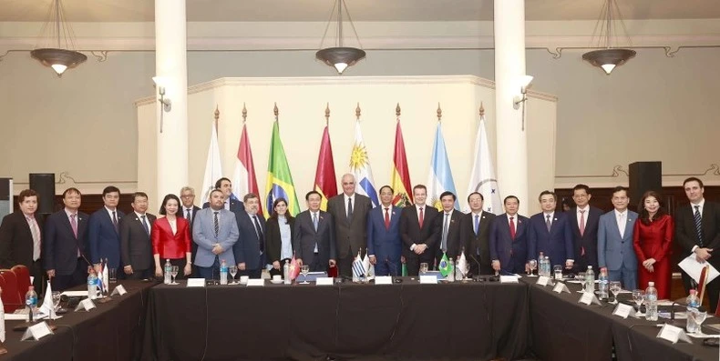 Chủ tịch Quốc hội Vương Đình Huệ và ông Gustavo Penades (bên phải), Chủ tịch Nghị viện Mercosur với đại biểu. (Ảnh: Doãn Tấn/TTXVN) 