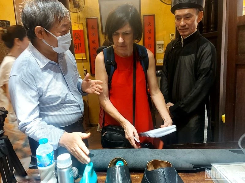 Các chuyên gia và nghệ nhân trao đổi về nghề.