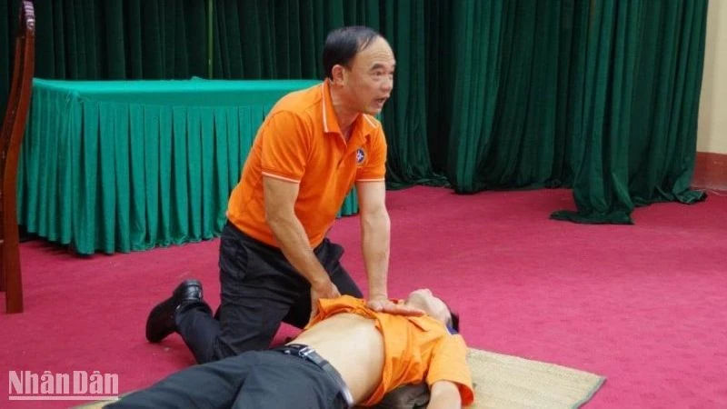 Hướng dẫn sơ cứu cho ngư dân gặp nạn trên biển.