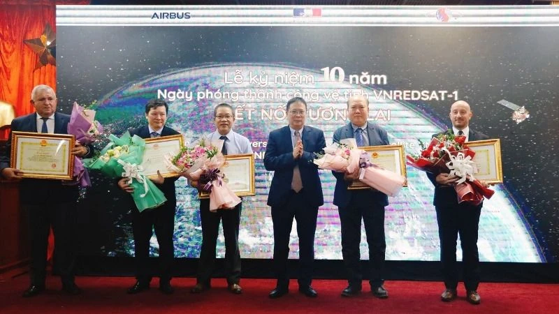 Giáo sư, Viện sĩ Châu Văn Minh trao bằng khen và kỷ niệm chương cho các cán bộ Việt Nam và Pháp có đóng góp thúc đẩy dự án. (Nguồn ảnh: Trung tâm Thông tin-Tư liệu, Viện Hàn lâm Khoa học và Công nghệ Việt Nam)
