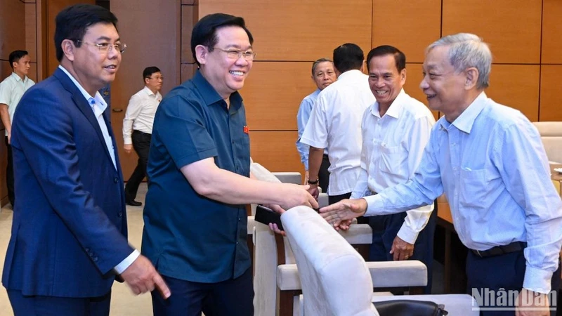 Chủ tịch Quốc hội Vương Đình Huệ với các cán bộ hưu trí tỉnh Cà Mau dự cuộc gặp mặt.