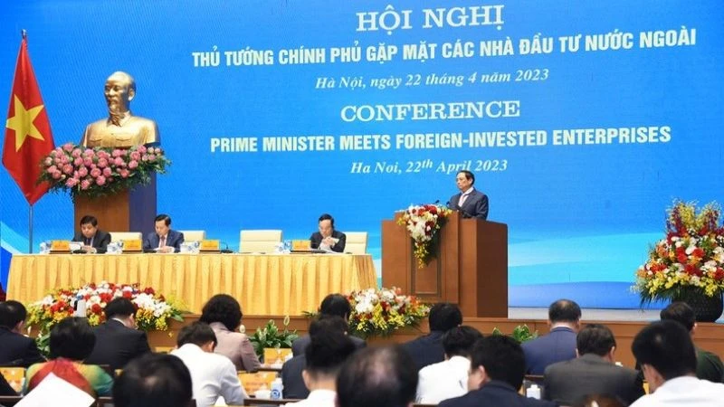 Thủ tướng Phạm Minh Chính phát biểu tại Hội nghị gặp mặt các nhà đầu tư nước ngoài, ngày 22/4. (Ảnh: Trần Hải)