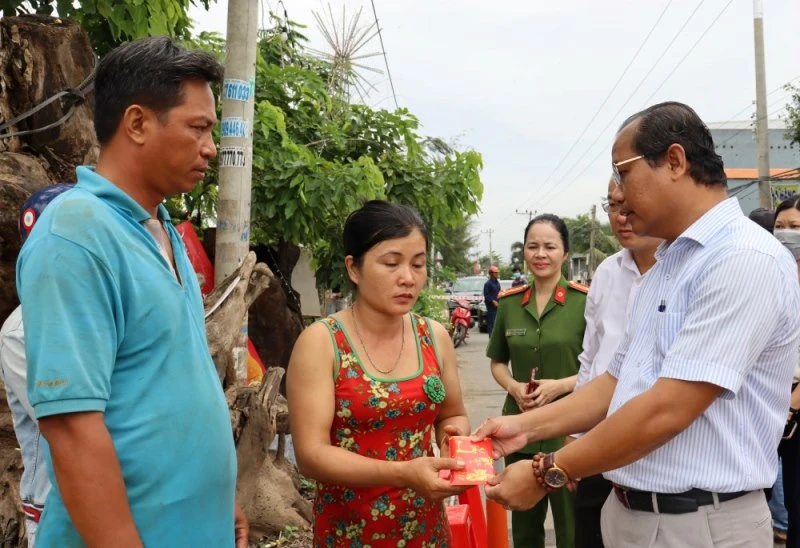 Lãnh đạo huyện Cần Giuộc (Long An) hỗ trợ, động viên hộ dân bị thiệt hại do sạt lở. 