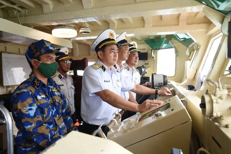 Tư lệnh Hải quân kiểm tra Tàu 261, Hải đội 512, Lữ đoàn 127, Vùng 5.