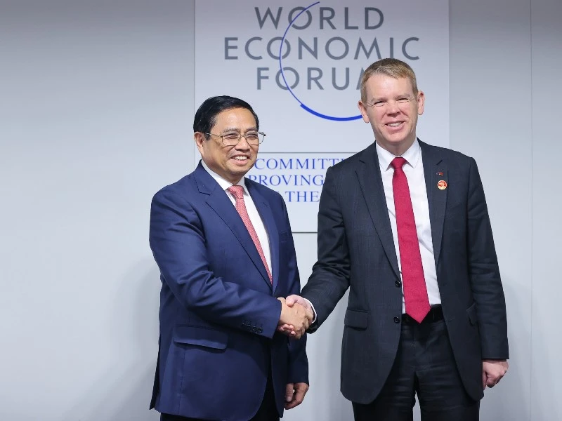 Thủ tướng Chính phủ Phạm Minh Chính và Thủ tướng New Zealand Chris Hipkins. (Ảnh: Dương Giang/TTXVN)