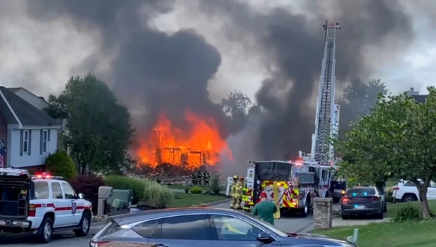 Một đám cháy bùng lên sau vụ nổ làm rung chuyển một khu phố ở Pennsylvania (Mỹ). (Nguồn: CNN/Ảnh chụp màn hình)