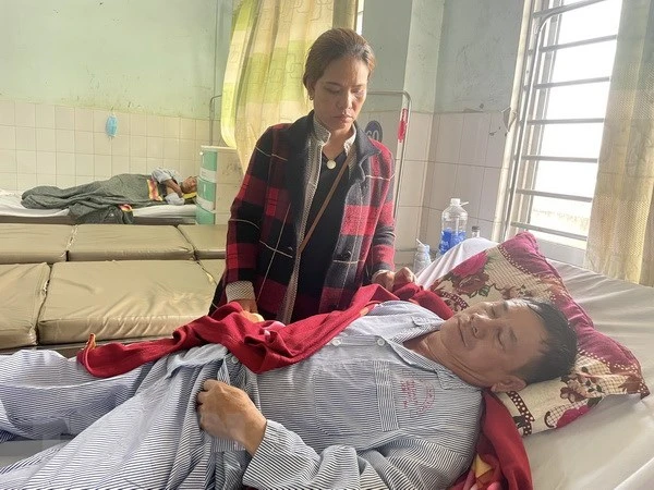 Tài xế Nguyễn Tú Sinh - người may mắn sống sót sau vụ tai nạn kinh hoàng làm 3 thành viên của Câu lạc bộ Bóng đá Hoàng Anh Gia Lai tử vong, hiện đang được điều trị tại Bệnh viện Đa khoa tỉnh Gia Lai. (Ảnh: Quang Thái/TTXVN)
