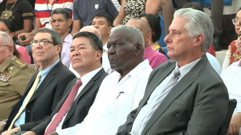 Bí thư Thứ nhất Ban Chấp hành Trung ương Đảng Cộng sản Cuba, Chủ tịch nước Cuba Miguel Díaz-Canel cùng các đại biểu dự lễ kỷ niệm. 