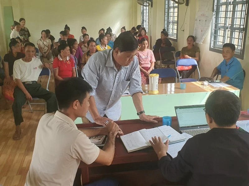 Đoàn kiểm tra tiến hành đối chiếu tài liệu, sổ sách ghi chép của các chủ rừng tại xã Mường Luân, huyện Điện Biên Đông.