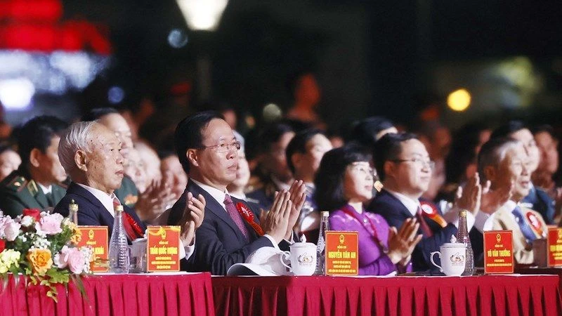 Chủ tịch nước Võ Văn Thưởng và các vị lãnh đạo, nguyên lãnh đạo Đảng, Nhà nước dự Lễ kỷ niệm 60 năm Ngày thành lập tỉnh Quảng Ninh. (Ảnh: Thống Nhất/TXVN)