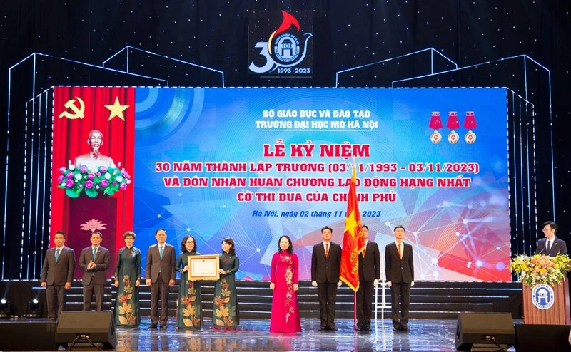 Đồng chí Võ Thị Ánh Xuân, Ủy viên Trung ương Đảng, Phó Chủ tịch nước, Phó Chủ tịch Thứ nhất Hội đồng Thi đua-Khen thưởng Trung ương trao tặng Huân chương Lao động hạng Nhất cho Trường đại học Mở Hà Nội. 