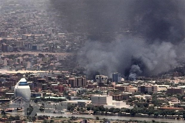 Khói bốc lên sau một trận giao tranh ở Sudan. (Ảnh minh họa. AFP/TTXVN)