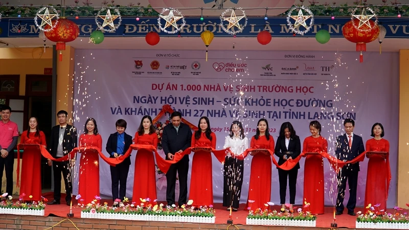 Cắt băng khánh thành 27 công trình nhà vệ sinh trường học tại tỉnh Lạng Sơn.