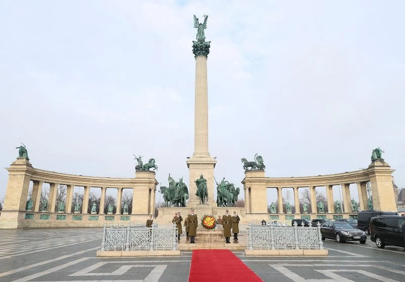 Quảng trường Anh hùng.