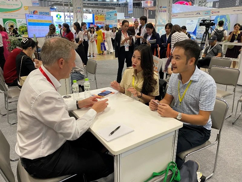Doanh nghiệp giao thương, ký kết hợp đồng tại Viet Nam International Sourcing 2023.