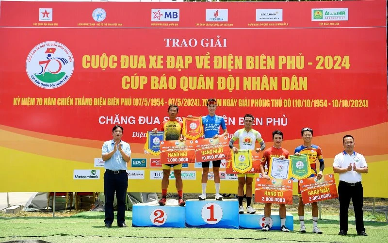 Ban tổ chức trao thưởng tới các tay đua xuất sắc ở chặng 4.