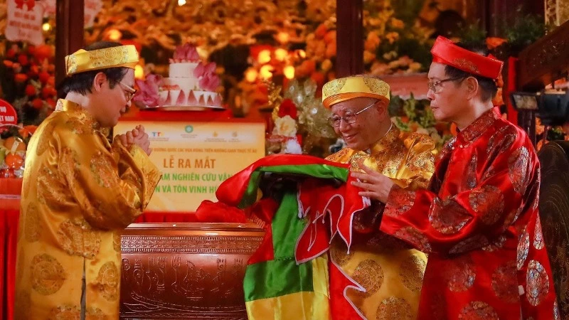 Lá cờ Hùng Vương của Trung tâm được ủy nhiệm chuyển tặng đến đồng bào, chiến sĩ ở quần đảo Trường Sa. 