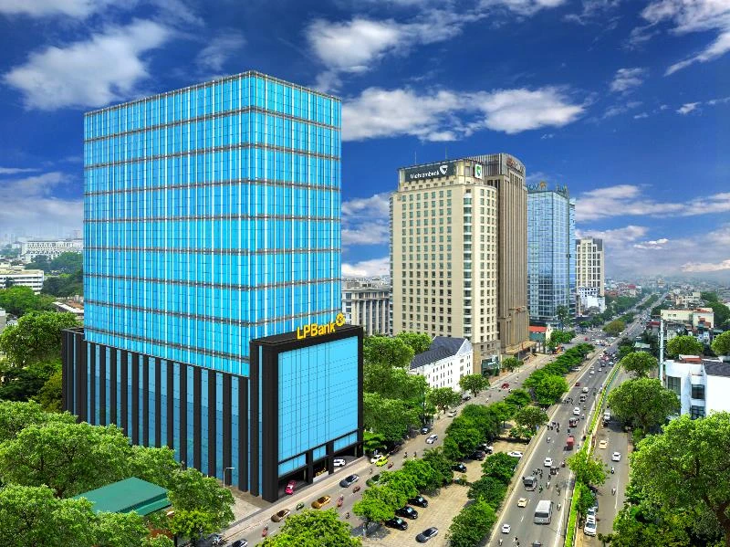 Trụ sở chính LPBank, 210 Trần Quang Khải và 17 Tông Đản, phường Tràng Tiền, quận Hoàn Kiếm, TP Hà Nội. 