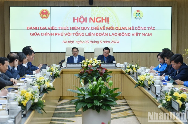 Thủ tướng Phạm Minh Chính và Chủ tịch Tổng Liên đoàn Lao động Việt Nam Nguyễn Đình Khang chủ trì hội nghị. (Ảnh: TRẦN HẢI)
