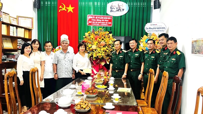 Lãnh đạo Quân khu 9 chúc mừng Cơ quan Thường trực Báo Nhân Dân tại Cần Thơ.