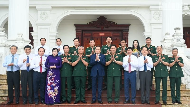 Chủ tịch Quốc hội Trần Thanh Mẫn cùng các đại biểu với lãnh đạo Bộ Tư lệnh Quân khu 3. (Ảnh Duy Linh) 