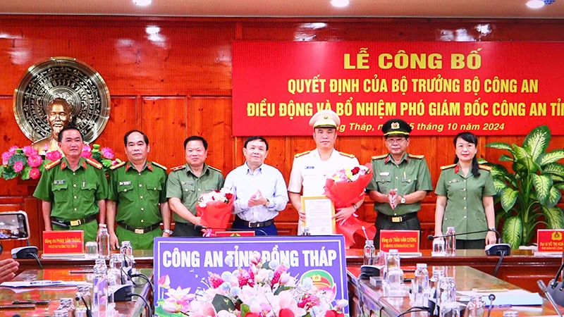 Ban Giám đốc Công an tỉnh Đồng Tháp cùng các đại biểu chúc mừng Đại tá Hà Văn Bắc được điều động, bổ nhiệm Phó Giám đốc Công an tỉnh. (Ảnh: Công an cung cấp)