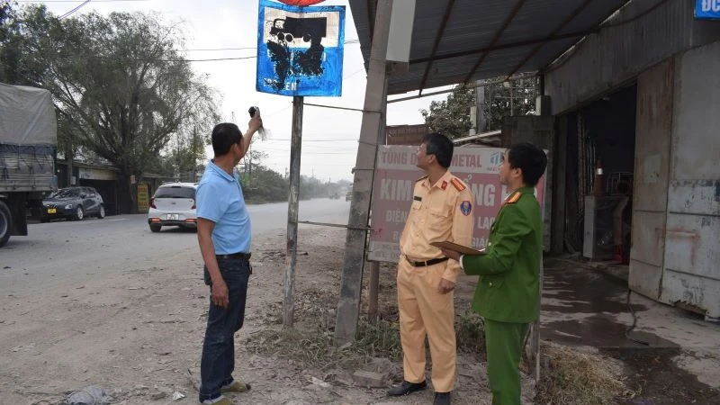 Hình ảnh biển báo bị bôi chất bẩn.