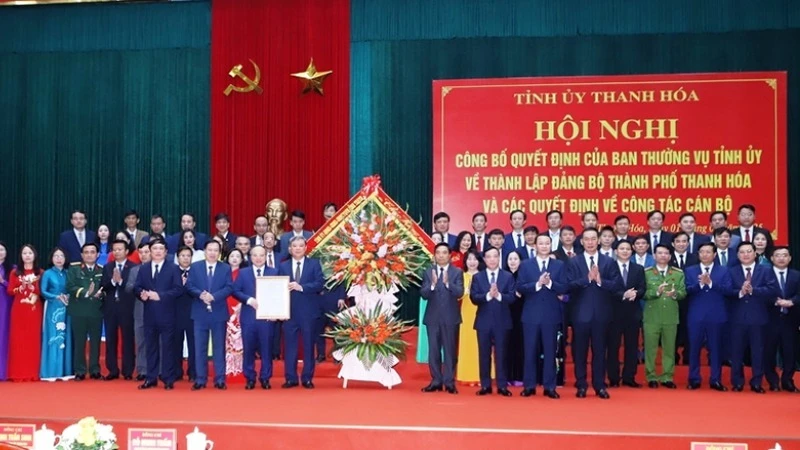 Ra mắt Ban chấp hành Đảng bộ thành phố Thanh Hóa.