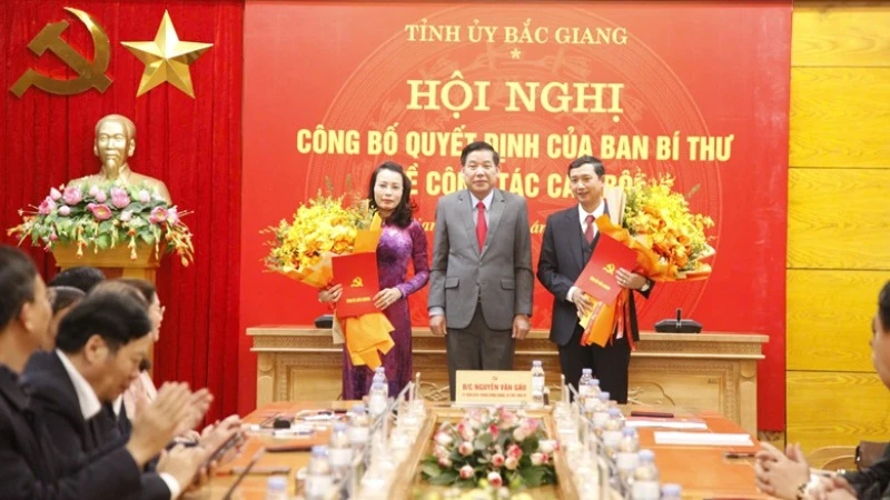 Đồng chí Nguyễn Văn Gấu, Bí thư Tỉnh ủy Bắc Giang trao quyết định chuẩn y của Ban Bí thư đến hai đồng chí Phó Bí thư Tỉnh ủy.